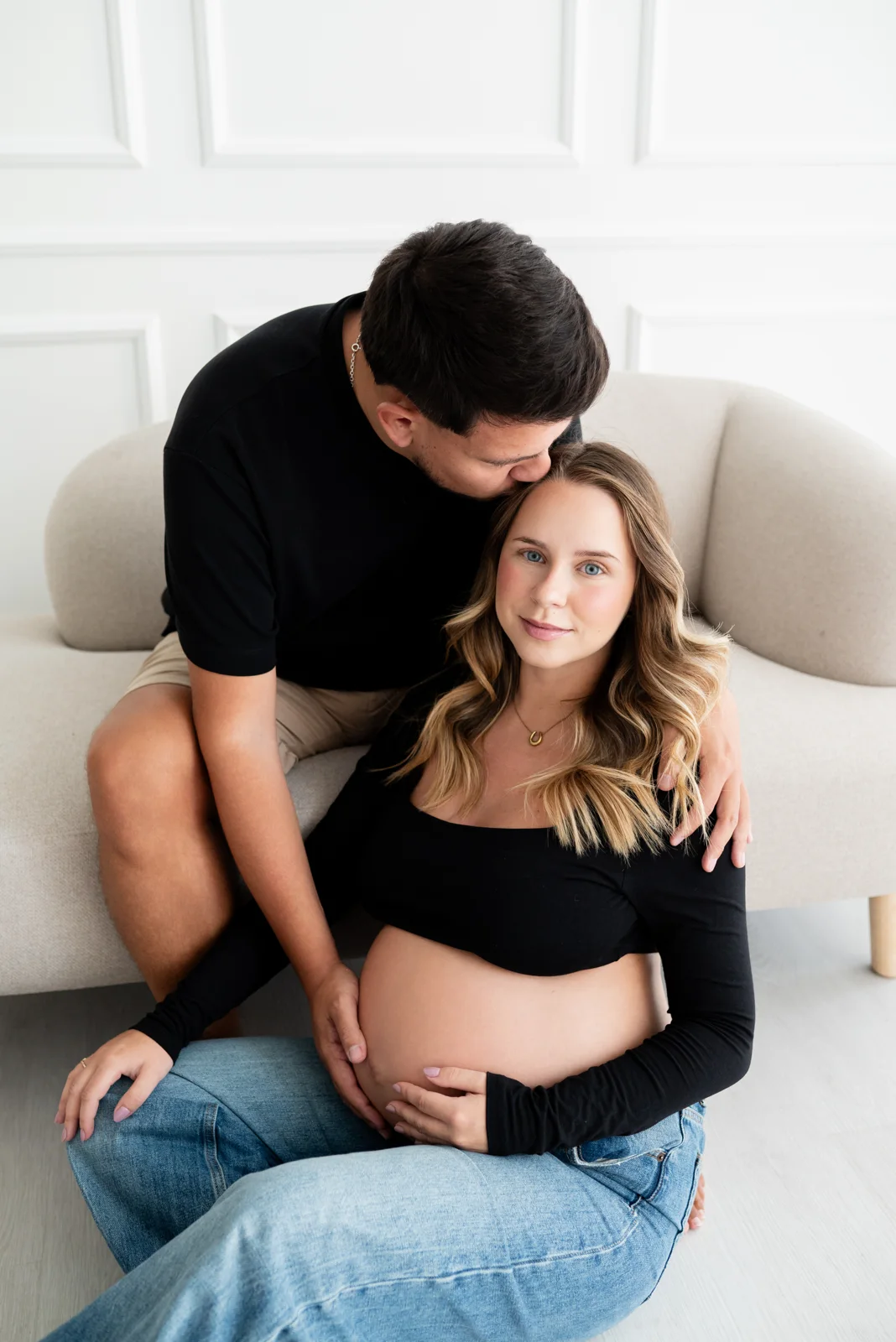 Casal no estúdio, ele beija-lhe a testa