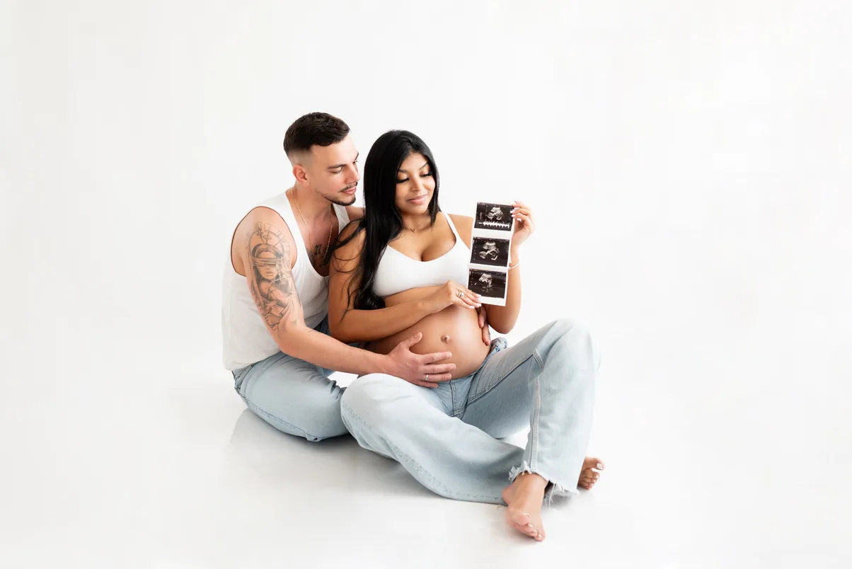 Casal sentado com a ecografia